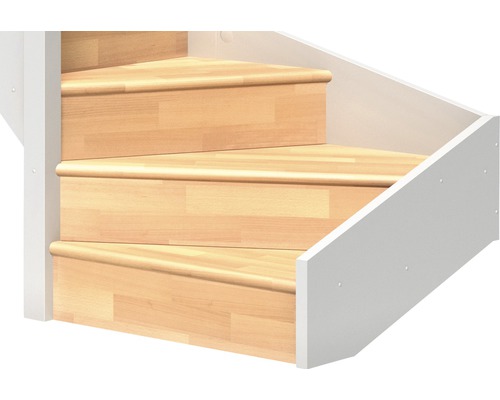 Detailný pohľad na schodisko s drevenými schodmi a bielym zábradlím