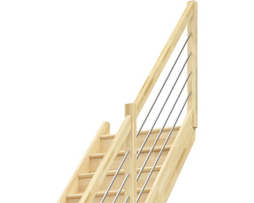 Drevené schodisko s kovovým tyčovým zábradlím.