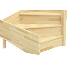 Detailný pohľad na drevené schodisko