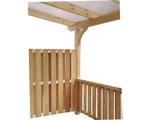 Detailný pohľad na drevený prístrešok pre auto s prvkami plota