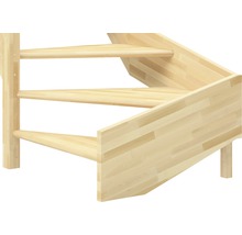 Detailný pohľad na drevené schodisko