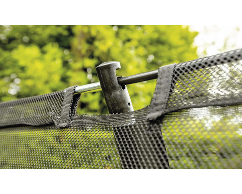 Detailný záber bezpečnostnej siete záhradnej trampolíny s rámovou tyčou