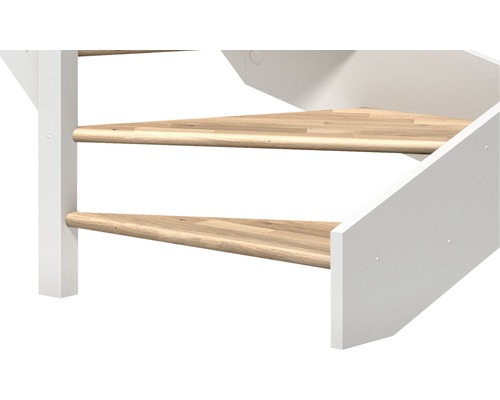 Detailný záber schodiska šetriaceho miesto s drevenými stupňami a bielymi bočnými panelmi