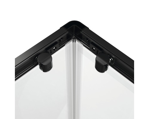 Detailný záber sprchovacieho kúta s čiernym rámom a priehľadným sklom