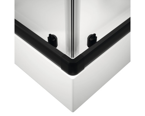 Detail sprchovacieho kúta s čiernym rámom a sprchovacou zástenou