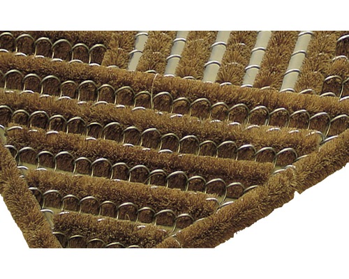 Detailný pohľad na rohožku s kefovou štruktúrou a kovovým rámom