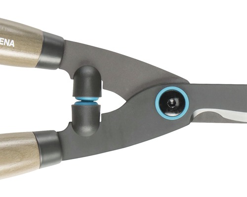 Detailný pohľad na nožnice na živý plot s drevenými rukoväťami a tlmičmi