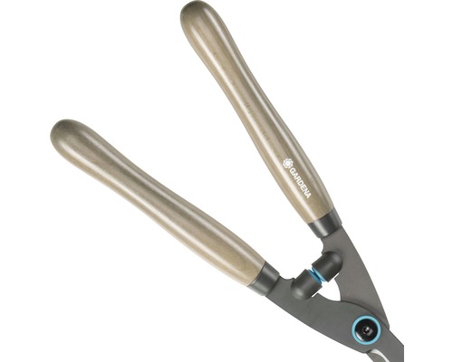 Záhradné nožnice s drevenými rukoväťami a logom Gardena