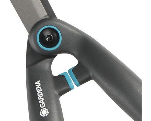 Detailný záber nožníc na živý plot s logom Gardena