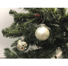 Vianočný stromček so striebornými guľami ako ozdoby