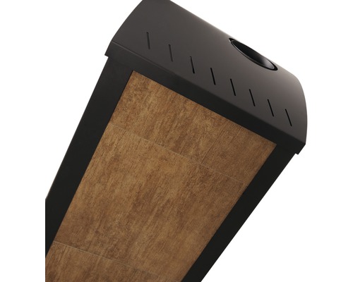 Detailný pohľad na infračervený ohrievač so vzhľadom dreva a vetracími otvormi