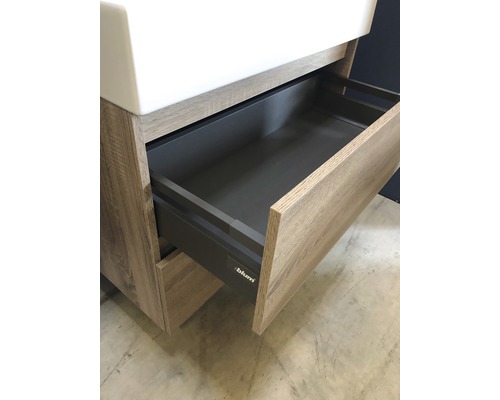 Skrinka pod umývadlo s otvorenou zásuvkou a logom Blum