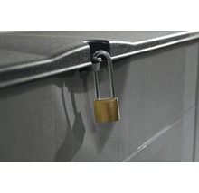 Detailný pohľad na uzamknutý úložný box s visiacim zámkom