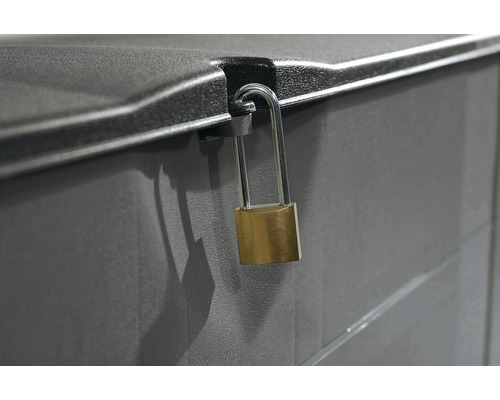 Detailný pohľad na uzamknutý úložný box s visiacim zámkom