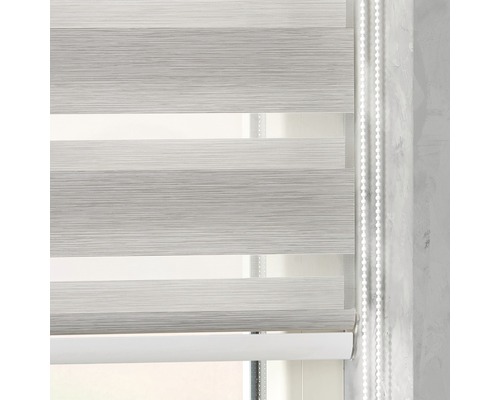 Oknenná dekorácia s horizontálnymi pruhmi a retiazkovým ovládaním