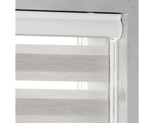 Okenná roleta s vodorovnými pruhmi