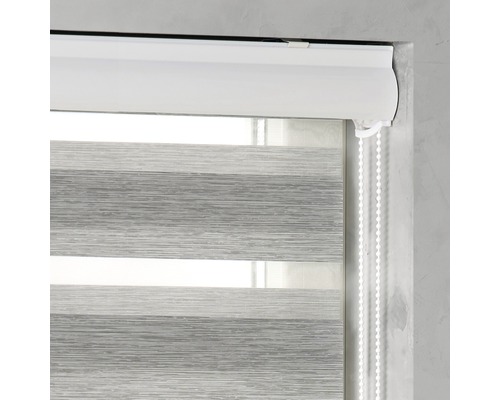 Okenná roleta so striedavými priehľadnými a nepriehľadnými pruhmi