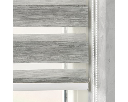 Sivá dvojitá roleta s retiazkovým pohonom na okne