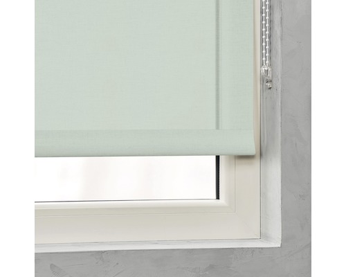 Okno so stiahnutou roletou