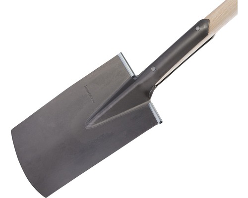 Rýľ s drevenou rukoväťou a oceľovou čepeľou