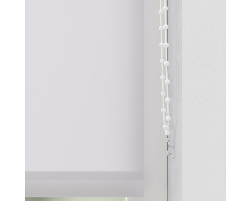 Biele okenné rolety s retiazkovým ovládaním