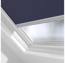 Detail strešného okna so zatemňovacou roletou