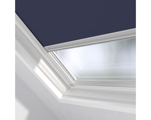 Detail strešného okna so zatemňovacou roletou