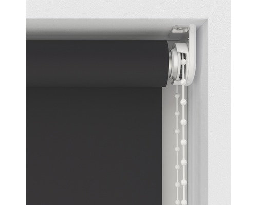 Detailný pohľad na sivú roletu s ovládacou retiazkou