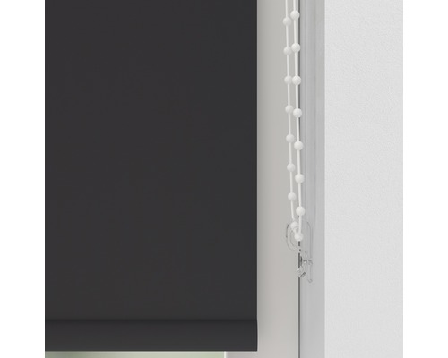 Pohľad na čiernu roletu s ovládacou retiazkou