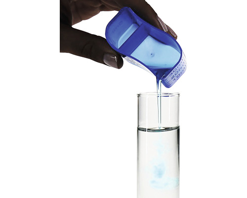 Kvapalina sa naleje do skúmavky pomocou modrej odmerky.