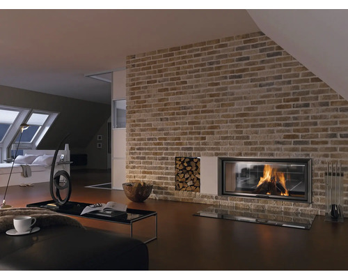 Obývacia izba s murovanou stenou, krbom, skladom dreva a obývacím nábytkom.