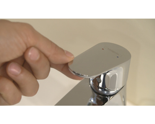 Ruka ovláda vodovodnú batériu Hansgrohe v kúpeľni