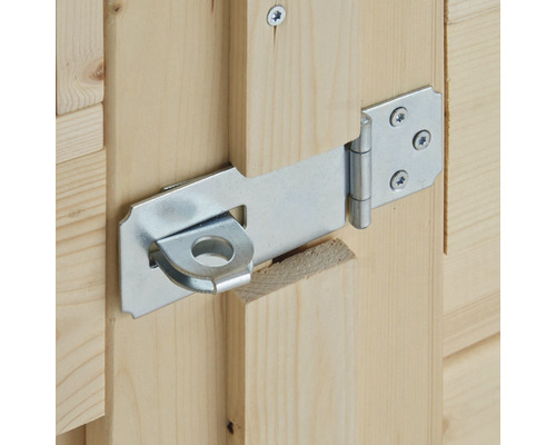 Kovový zámok pripevnený k dreveným dverám