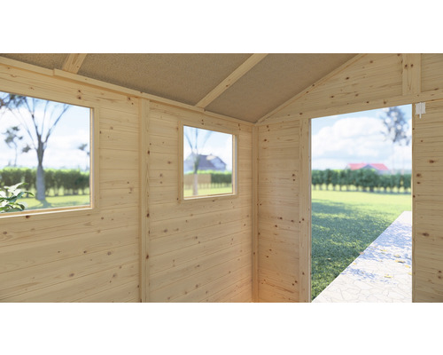 Interiér záhradného domčeka s dreveným obložením a oknami