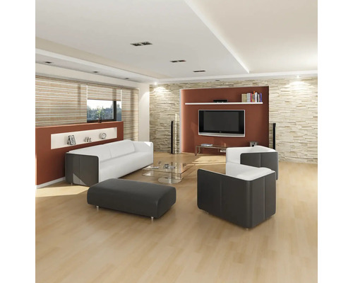 Svetlá obývacia izba s pohovkou, kreslom, stoličkou, televízorom a kamennou stenou