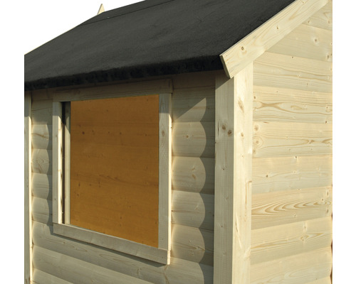 Detail záhradného domčeka so zatvoreným oknom a bitúmenovou strechou