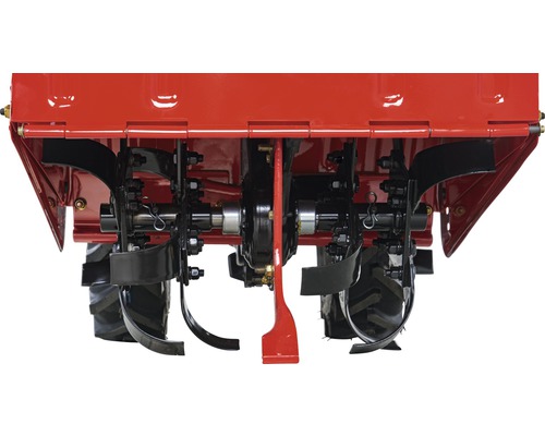 Detailný záber nožov kultivátora.