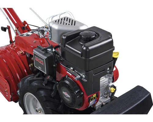 Detail motorového kultivátora s motorom Briggs & Stratton.