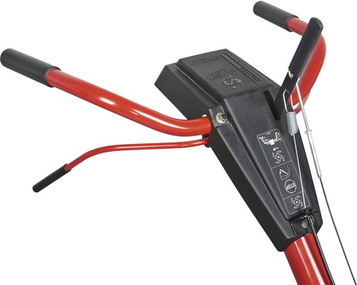 Detail ovládacích prvkov záhradnej frézy s červenými rukoväťami a čiernou ovládacou jednotkou