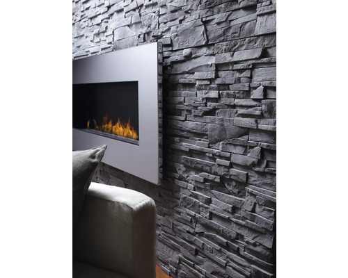 Stena obývacej izby s obkladovými panelmi a krbom