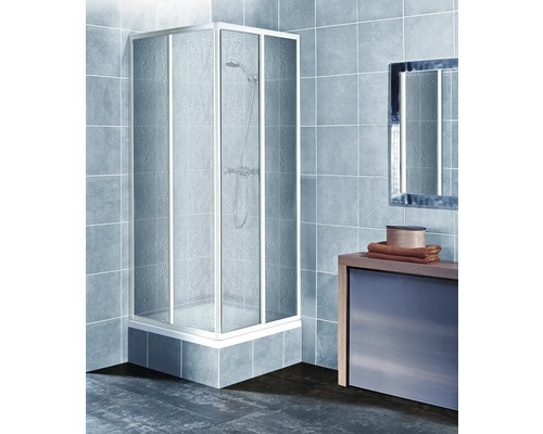 Rohová sprcha s čírymi sklenenými dverami v kúpeľni s obkladmi