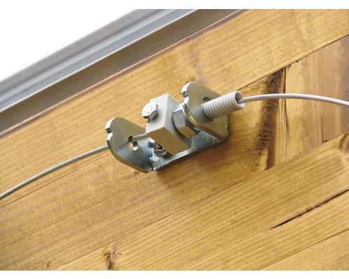 Detailný pohľad na namontovaný napínač oceľového lana na drevenej stene