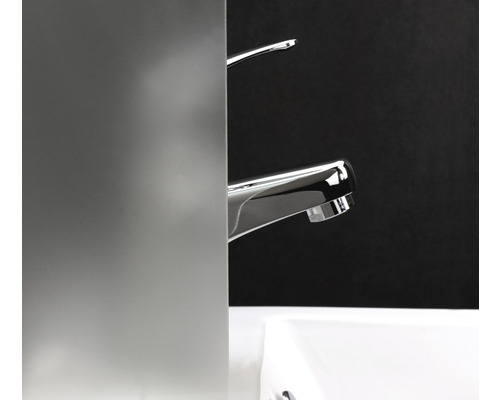 Kovová umývadlová batéria v kúpeľni