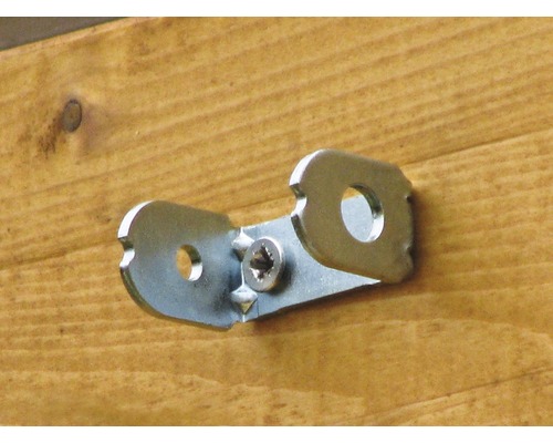 Kovový uholník pripevnený k drevenej stene