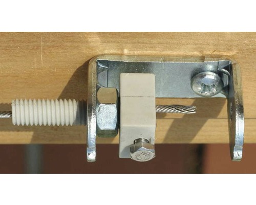 Detailný záber upevnenia oceľového lana so skrutkami