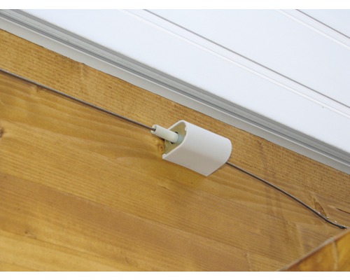 Drôt s upevnením na drevenej stene