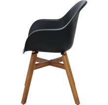 Čierne kreslo s drevenými nohami