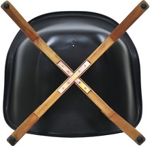 Detailný pohľad na spodnú stranu stoličky s drevenými nohami a sedadlom