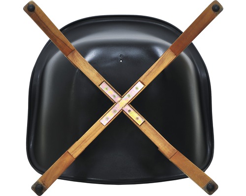 Detailný pohľad na spodnú stranu stoličky s drevenými nohami a sedadlom