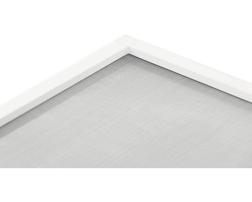 Detailný pohľad na okno proti hmyzu s rámom